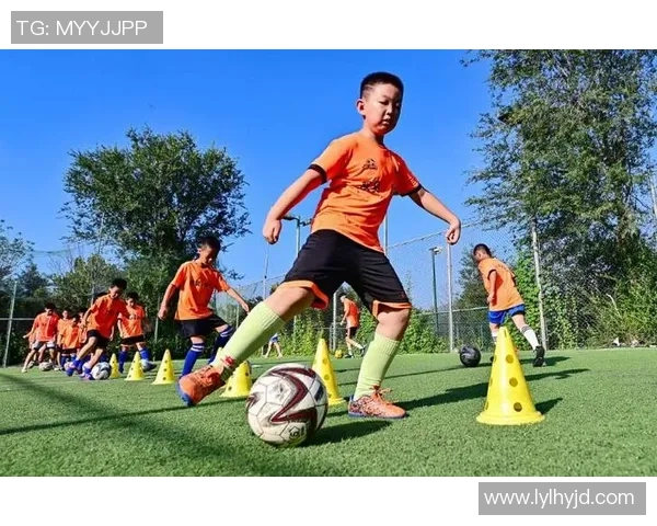 小学生足球热身活动的重要性与有效方法探讨